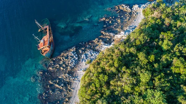 Un viejo naufragio abandonado en la playa Imagen de stock