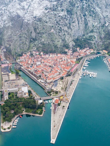 Kotor casco antiguo bajo la nieve, Montenegro Fotos de stock libres de derechos