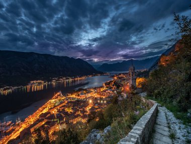 Kotor şehrinin ve Kotor Körfezi 'nin gece manzarası