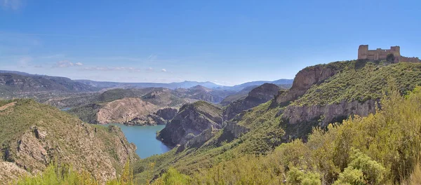 Chirel Kalesi ve dağlar. Valencia.