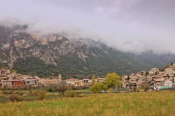 Village de Gosol dans le nord de la Catalogne . — Photo