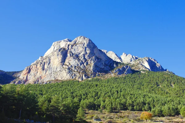 Τοπίο στην κοιλάδα και το βουνό Pedraforca — Φωτογραφία Αρχείου