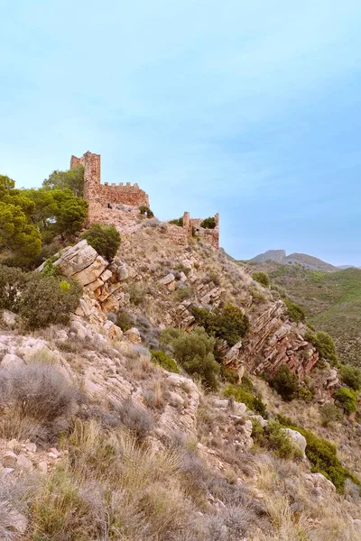 Kasteel van Serra In het midden van de Sierra Calderona natuurlijke Pa — Stockfoto