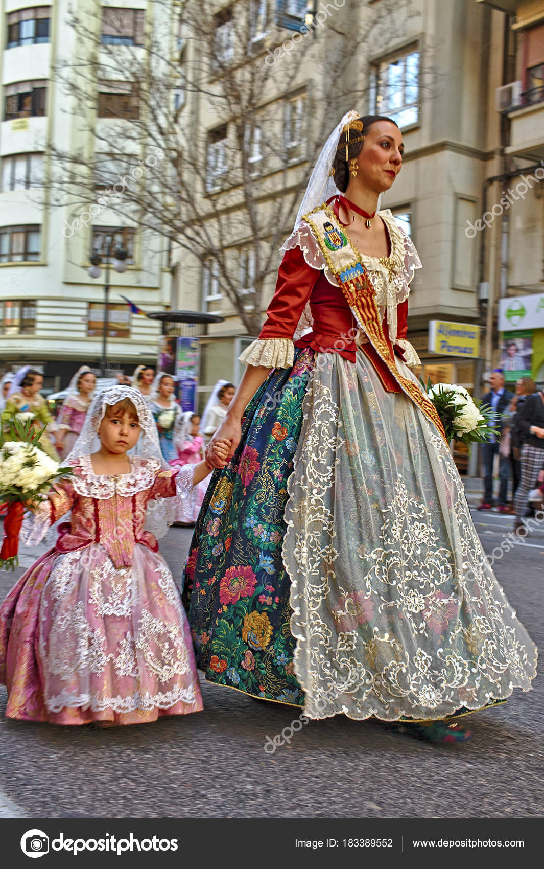 Desfile durante el festival Las Fallas — Foto editorial de stock