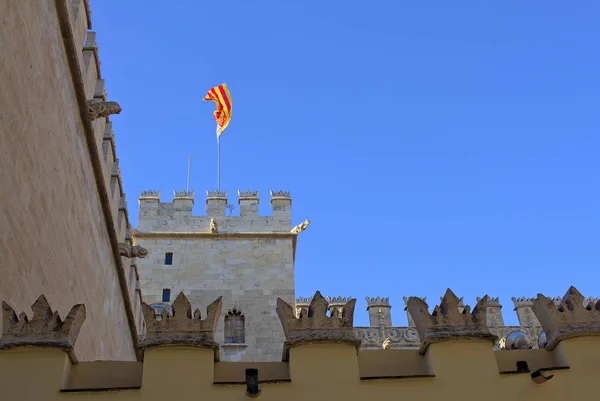 Bandeira acenando no edifício histórico La Llotja. Valência — Fotografia de Stock