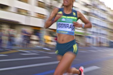 Bulanık görüntü, yakın çekim hızlı yarı maraton koşucu.