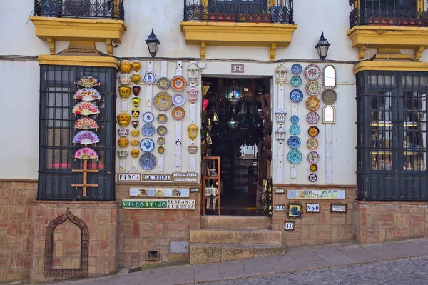 Souvenirbutik i den gamla staden Ronda. Andalusien — Stockfoto