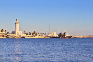 Deniz feneri ve limanındaki tekneler