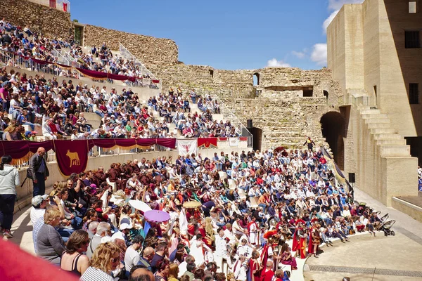 Publiek op de trappen van een oude Romeinse theater — Stockfoto