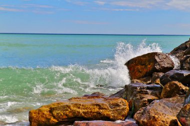 Sahilde kırma dalgalar