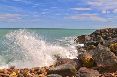 Sahilde kırma dalgalar