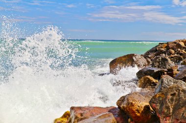 Sahilde kırma dalgalar