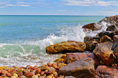 Sahilde kırma dalgalar