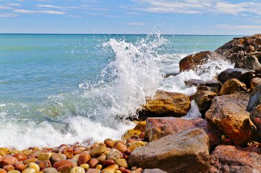 Sahilde kırma dalgalar