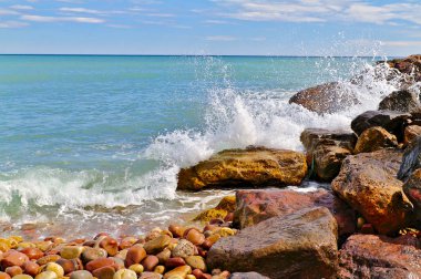 Sahilde kırma dalgalar