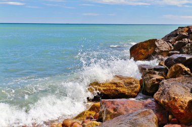 Sahilde kırma dalgalar