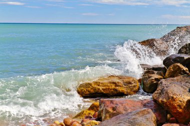 Sahilde kırma dalgalar