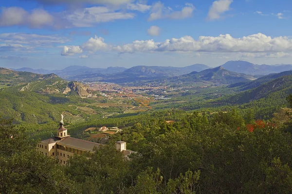 Alcoy cidade do Parque Natural da Fonte Roja . Imagens De Bancos De Imagens