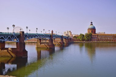 Toulouse, Fransa 'daki Garonne nehri ve Mezar Kubbesi.