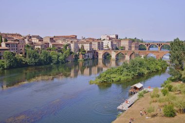 Fransa 'nın güneyindeki Albi şehrinin resmi..