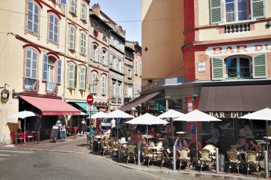 Toulouse 'un tarihi merkezindeki restoranlar. 