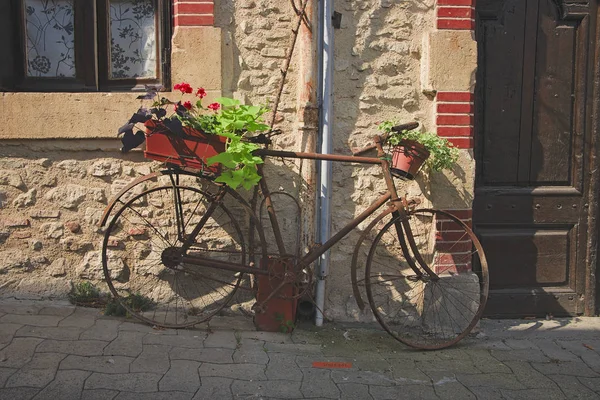 Bicicleta como um objeto decorativo ao lado de uma loja Fotos De Bancos De Imagens