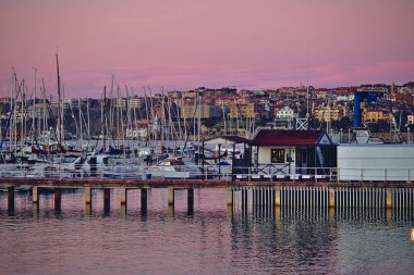 Gün batımında rıhtımda tekneler