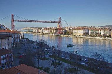 Asma köprü ve feribot Nervion nehri üzerinde