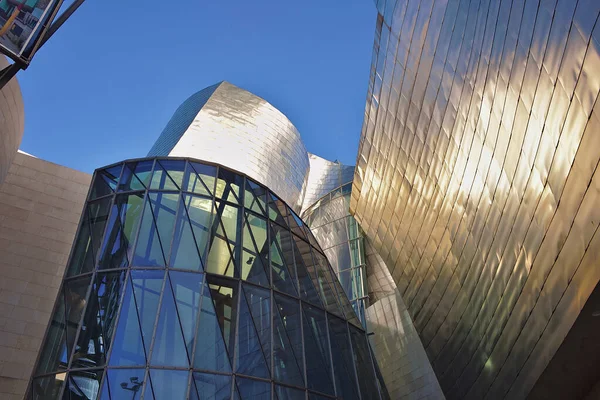 Бильбао Испания Декабря 2019 Года Стекло Титановый Фасад Музея Гуггенхайма — стоковое фото
