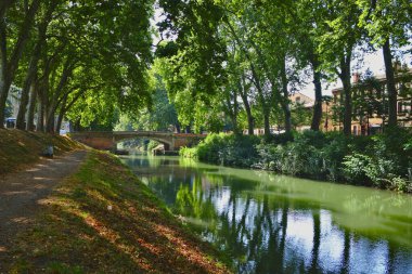 Toulouse, Fransa 'dan geçen Midi Kanalı' nın bir bölümü.
