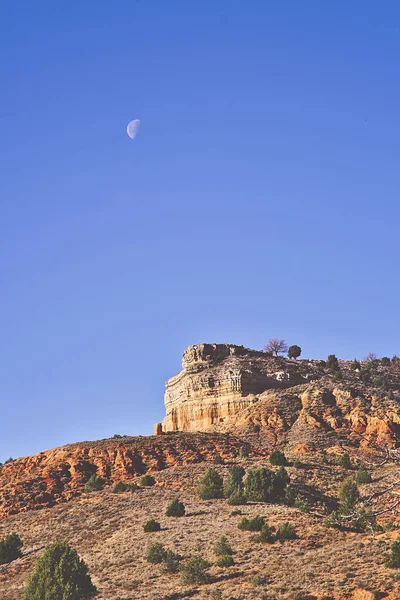 Měsíc Obloze Polopouštní Krajiny Jílovitých Zemí Nádhernými Tvary Teruel Španělsko — Stock fotografie