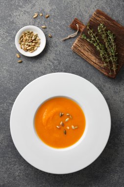 Balkabağı çorbası ile büyük beyaz tabak