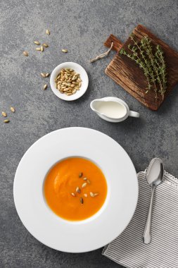 Balkabağı çorbası ile büyük beyaz tabak