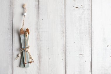 Ahşap arka planda noel süslemesi