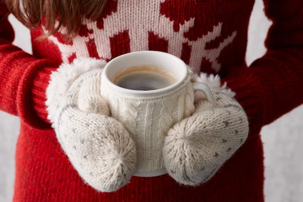 Kış fincan kahve elinde — Stok fotoğraf