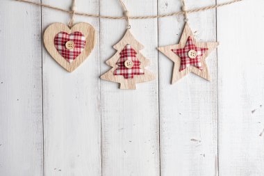 Ahşap arka planda Noel süslemeleri