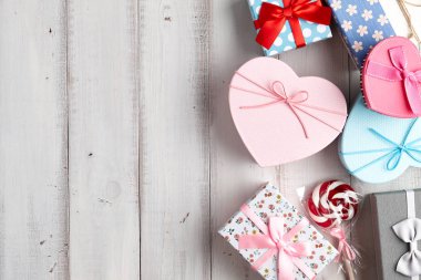 Beyaz arkaplanda hediye kutuları