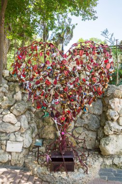 Metalik kırmızı kalp aşk kilitleri ile asılı