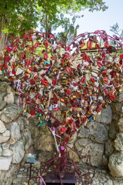 Metalik kırmızı kalp aşk kilitleri ile asılı