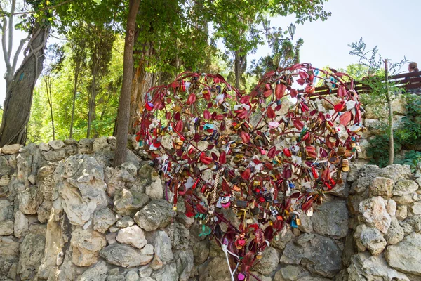 Coração vermelho metálico pendurado com fechaduras de amor — Fotografia de Stock