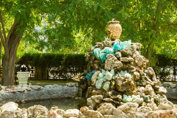 夏の公園の水差しと石の泉 — ストック写真