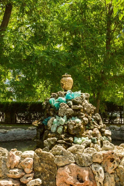 Fonte das pedras com um jarro em Parque de verão — Fotografia de Stock