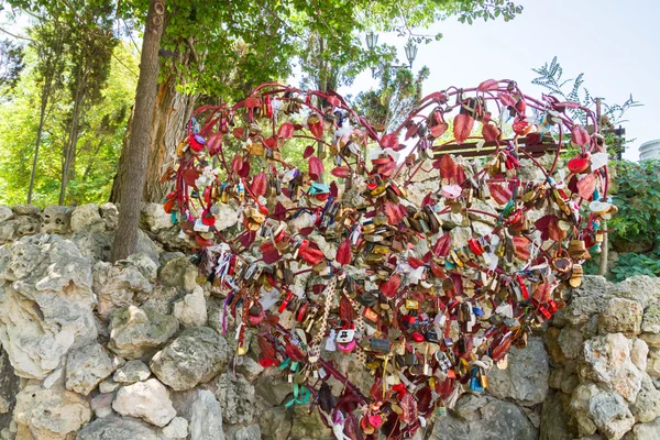 Metalik kırmızı kalp aşk kilitleri ile asılı