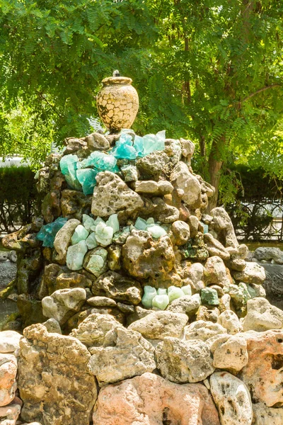 Fonte das pedras com um jarro em Parque de verão — Fotografia de Stock