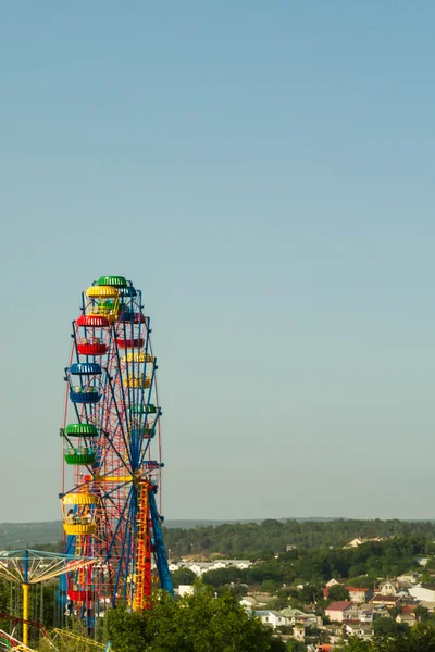 Tour de roue Ferris en été dans la ville — Photo