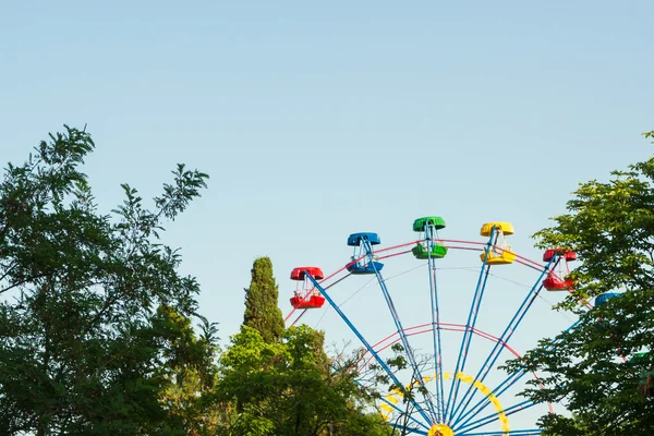 Tour de roue Ferris en été dans la ville — Photo