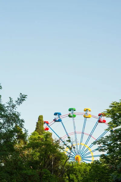 Tour de roue Ferris en été dans la ville — Photo