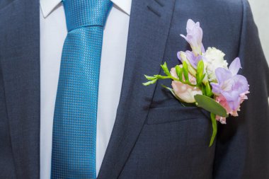 Küçük bir buket çiçek damat takım elbise