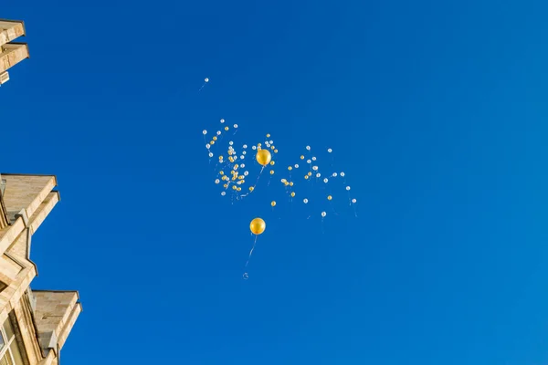 Воздушные шары, летящие в голубом небе — стоковое фото