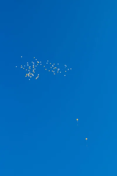 Globos volando en el cielo azul —  Fotos de Stock